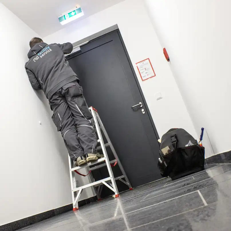 Elektriker repariert eine Tür