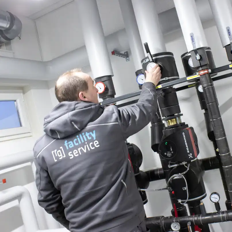 Installateur überprüft Heizung