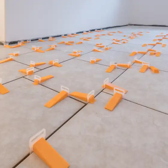 Fliesen mit Abstandshaltern