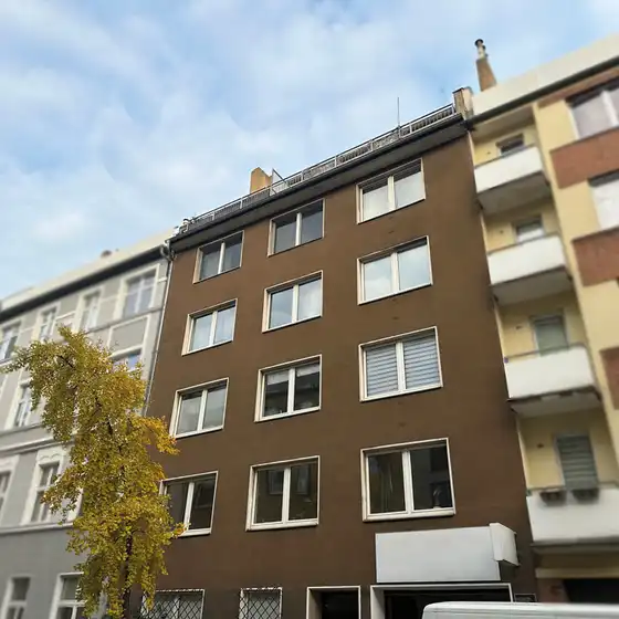 Frontansicht eines mehrstöckigen Mehrfamilienhauses