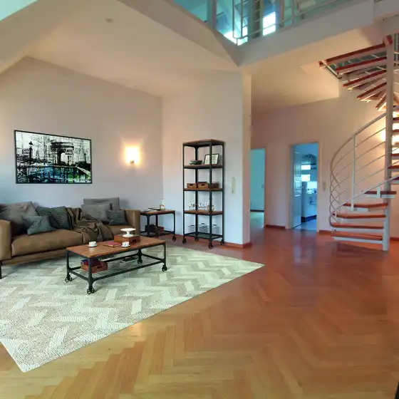 Offener Wohnbereich mit Treppe
