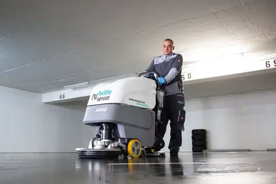 Ein Mitarbeiter von raumgut beim Reinigen mit einer Bodenreinigungsmaschine