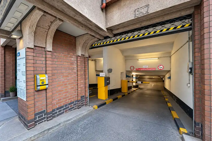 Tiefgarageneinfahrt