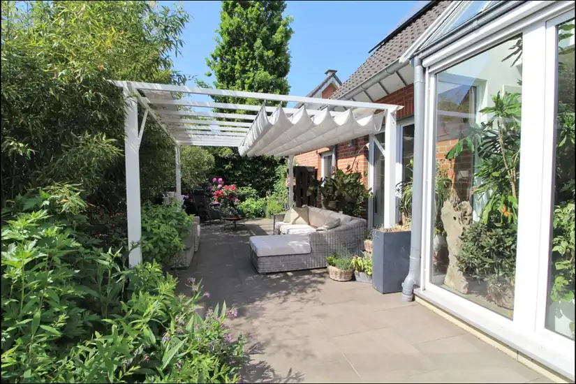 Terrasse mit Sonnensegeln